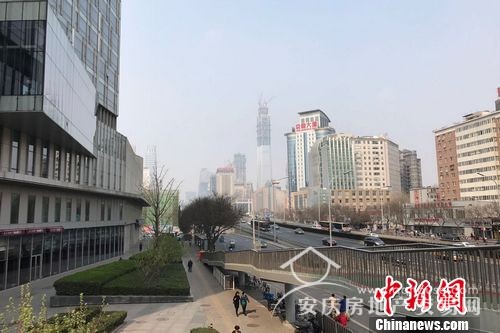 圖為北京雙井附近的寫(xiě)字樓和居民住宅樓。 中新網(wǎng) 程春雨 攝