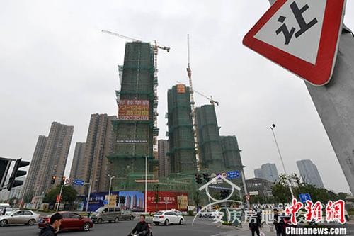 資料圖：售樓人員向顧客介紹樓盤(pán)。 中新網(wǎng)記者 金碩 攝