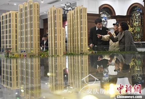 資料圖：置業(yè)顧問(wèn)為民眾推薦商品房戶(hù)型。 中新社記者 韋亮 攝
