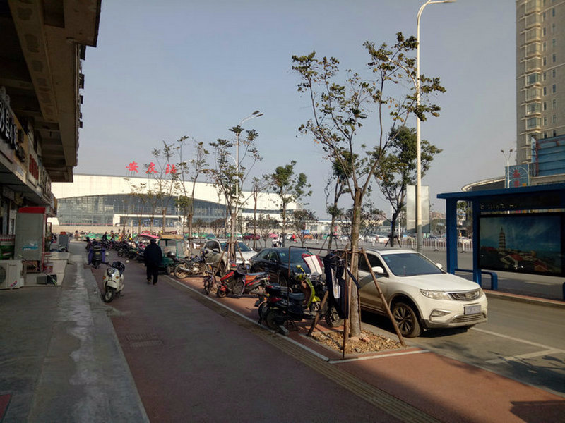 山城大廈+精裝修+2室2廳+拎包入住+火車站附近+房東急租