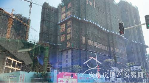 二手房市場，櫻桃也跑了一下，因為雨湖區(qū)算老城區(qū)，樓梯房特別多，所以品質(zhì)電梯小區(qū)的價格和樓梯房還是相差挺大的，很多2010年蓋的房子還是樓梯房，這在一二線城市幾乎不太可能了，而且樓梯房三樓以下和五六樓市場完全是天壤之別，所以價格也便宜。