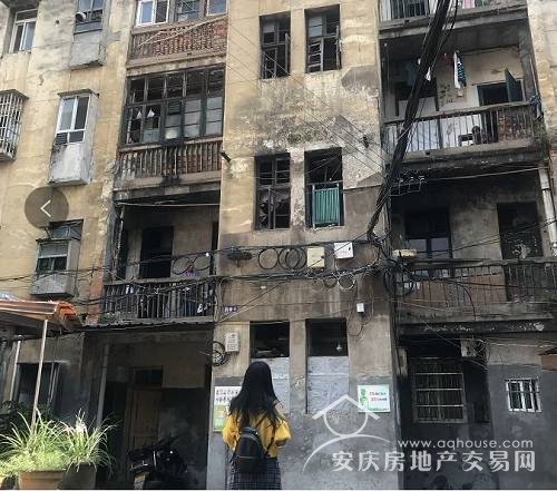 附近恒大的一個盤說是打8折，但打完精裝修還要7200-7500元/平米，學(xué)區(qū)也不好，賣的好不好可想而知。